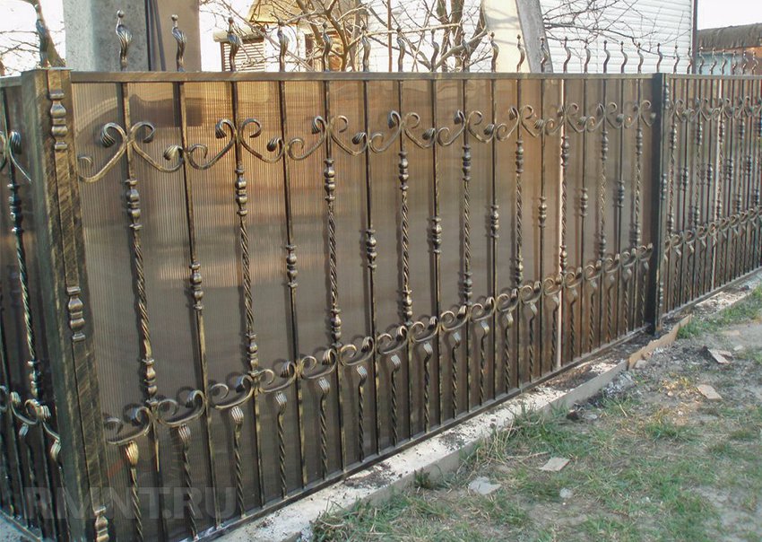 Забор из поликарбоната: ограждение участка своими руками