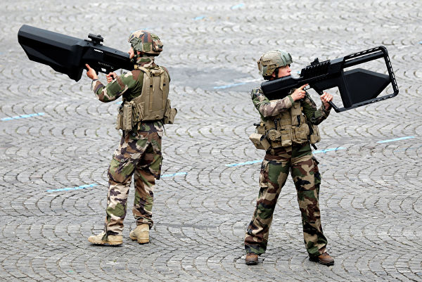 Солдаты французской армии с противотанковыми пушками во время традиционного военного парада в День взятия Бастилии на Елисейских Полях в Париже