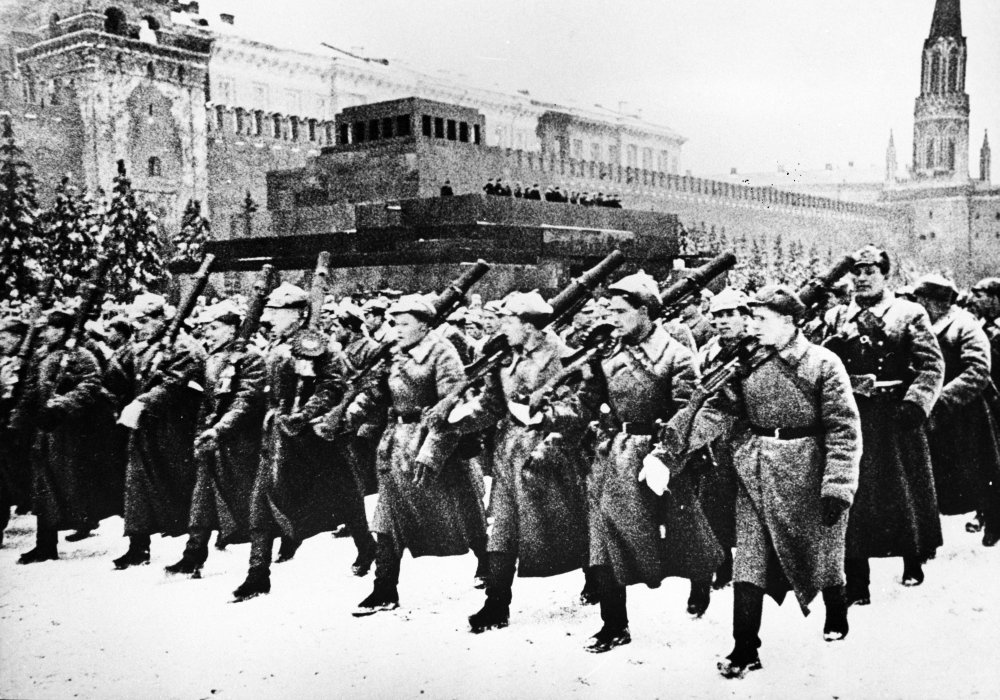 Иван Малиновский участвовал в параде на Красной площади 7 ноября 1941 года. / РИА Новости