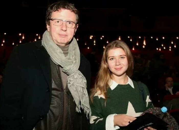 Молодая жена Михаила стесняется, когда мужа путают с отцом. 