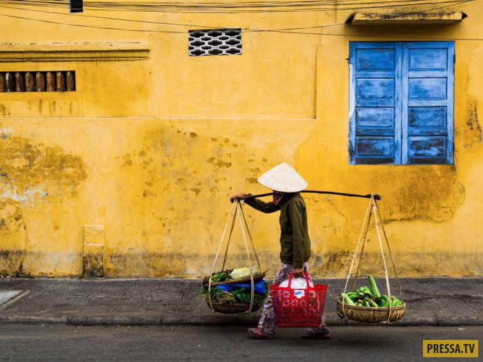 Удивительные снимки древнего вьетнамского города, жители которого застряли во времени (17 фото)