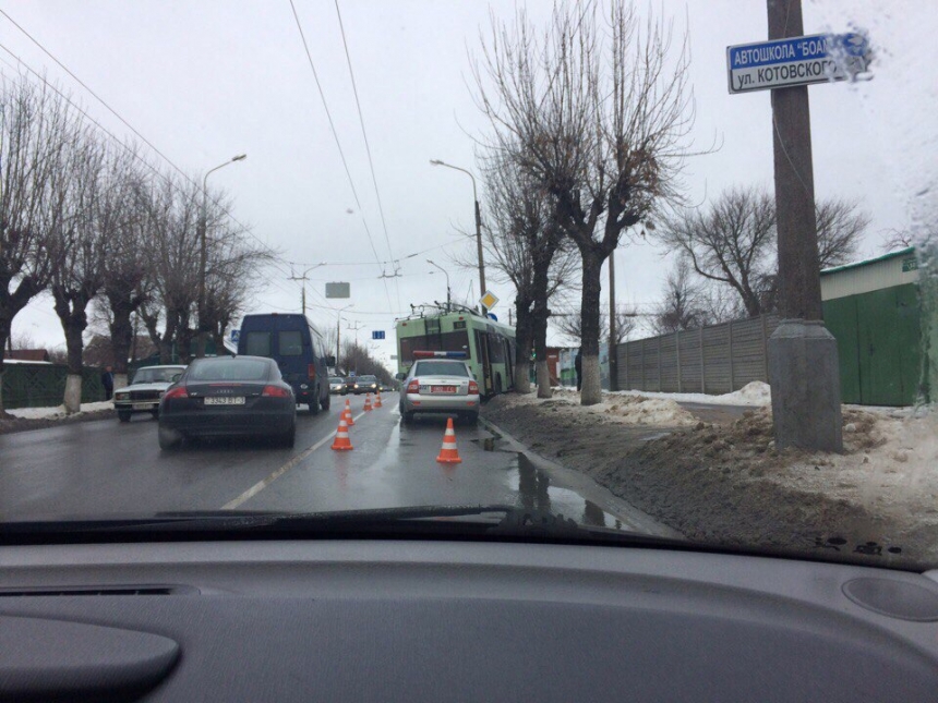 Фото ДТП в Гомеле, где троллейбус врезался в столб, избегая наезда на пешехода