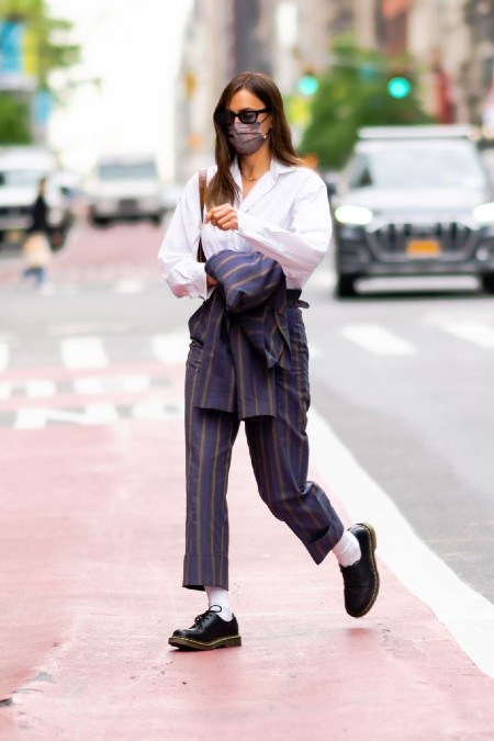 Леопардовый принт для дочки, модная полоска для мамы: Ирина Шейк и Лея Купер на прогулке в Нью-Йорке Леопардовый принт для дочки, модная полоска для мамы: Ирина Шейк и Лея Купер на прогулке в Нью-Йорке Дети,Дети знаменитостей