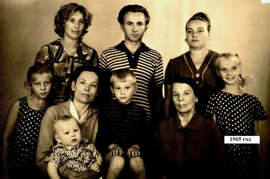 Семья в советское время. Старые семейные фотографии. 1918 Советская семья с детьми. Российская семья 1980. Советские семейные фотографии.