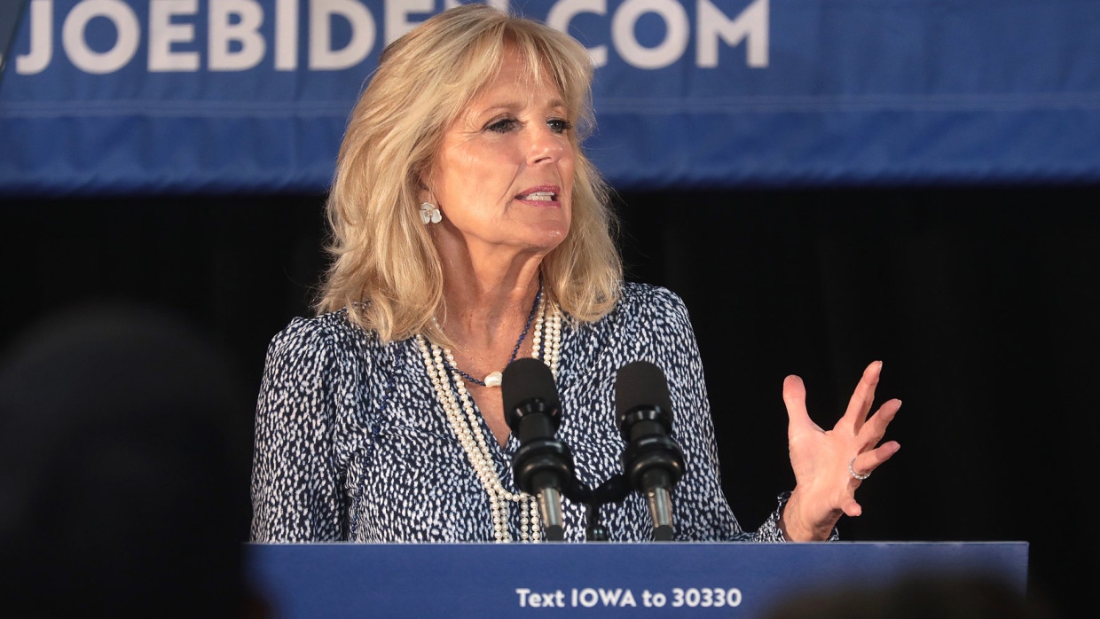 Медики нашли посторонний предмет в ноге жены Байдена