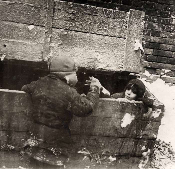 Беспризорники, ночевавшие в обледеневшем подвале. СССР, 1923 год. 