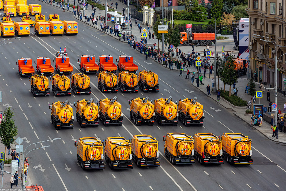 Парад коммунальной техники в Москве 