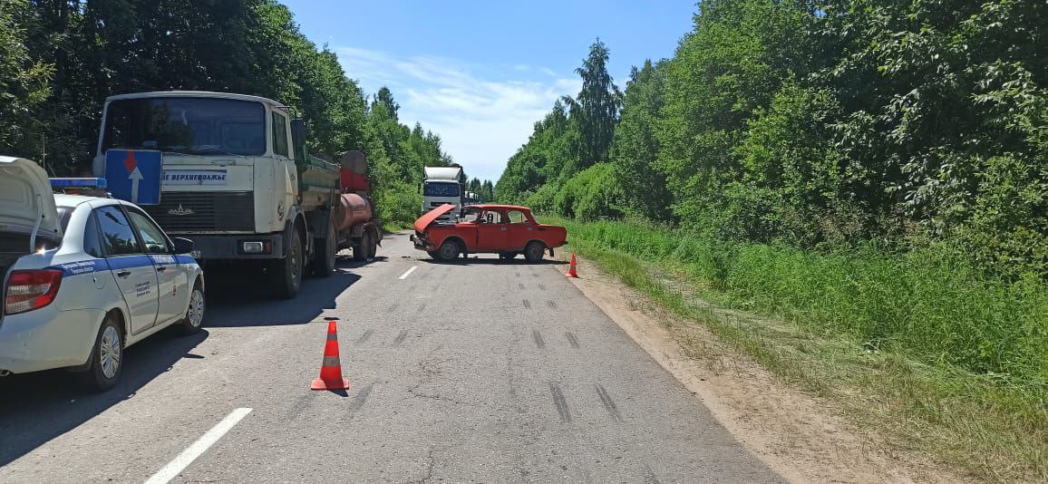 В Тверской области Москвич протаранил установку для ямочного ремонта дорог