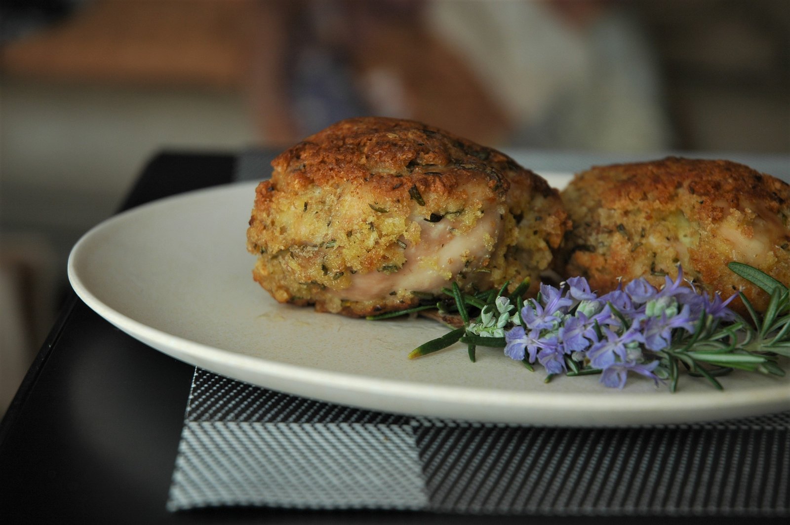 Куриные бедрышки в ароматной хлебной корочке куриных, бедер, чеснока, заготовки, затем, хлебного, хорошенько, чтобы, кусок, который, сначала, придать, выложить, яйцом, мякиша, вместе, куриные, заготовке, перец, хлебной