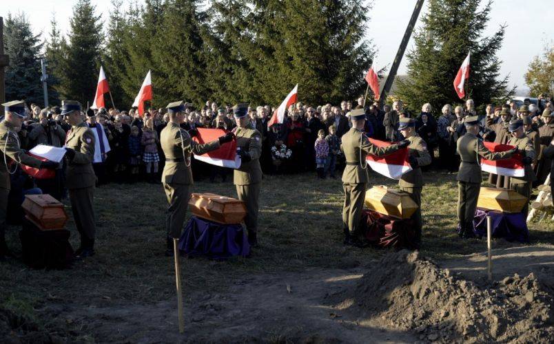 Польские могилы и «восточные кресы»: Варшава бросает якоря