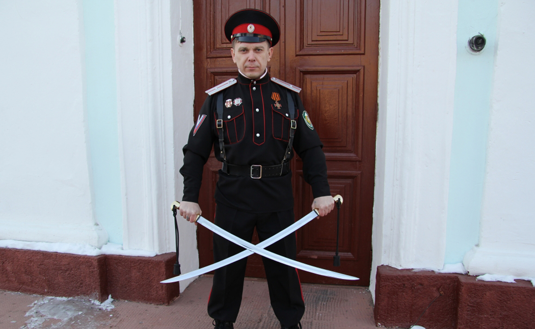 Современное применение
Конечно, в современном мире шашкой не повоюешь. В 1950-е годы шашки уже вообще сняли с вооружения, и долгое время они выпускались лишь в качестве наградного оружия. Но сегодня в России шашки вновь делаются массово: казачество является основным заказчиком этого простого, но смертельного оружия.