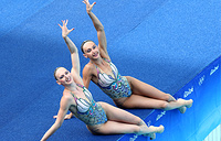 Светлана Ромашина и Наталья Ищенко (слева направо) во время выполнения произвольной программы в финальных соревнованиях по синхронному плаванию среди дуэтов