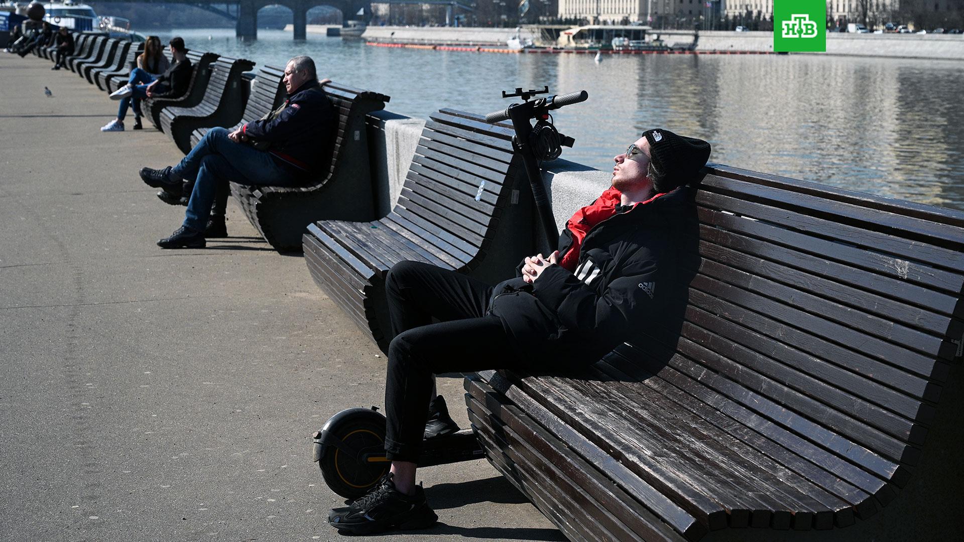 В москве в пятницу ожидается. Тепло в Москве. Москва лето люди.