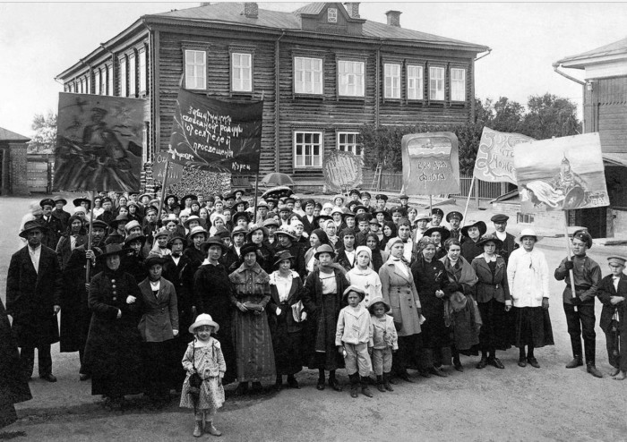 Демонстрация противников советского правительства.
