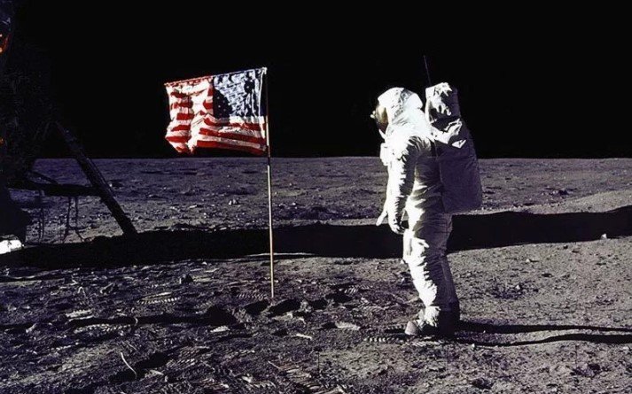 Половина россиян считает, что посадка американцев на Луну в США была мистификацией