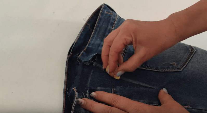 Самый простой способ увеличить джинсы, если они стали малы в талии. Справится любой джинсы, увеличить, чтобы, талии, отступив, Также, прострачиваем, зигзагом, пришиваем, более, будет, разреза, клина, ткань, Затем, первому, подходящей, проходимся, после, обрезаем