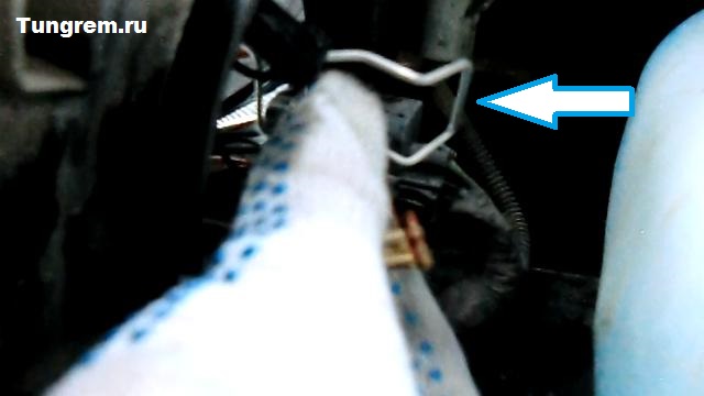 Снятие и замена лампы ближнего света Lada Kalina