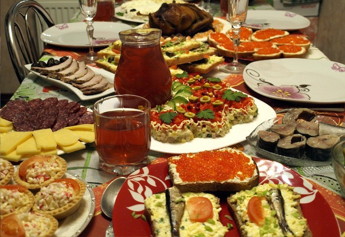  2. Еды на праздник или к приходу гостей готовится намного больше, чем нужно. обычаи, русские
