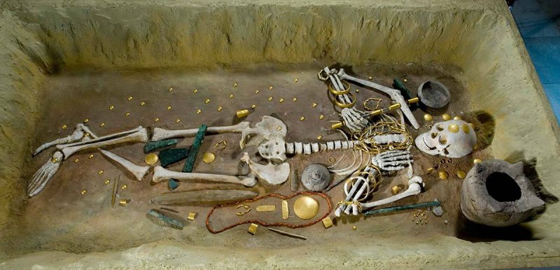 Реконструкция захоронения. археология, гробница, захоронение, золото, интересно, мумия, раскопки, скелет