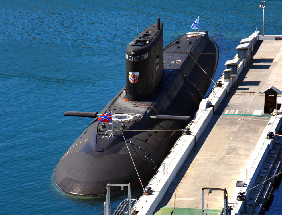 Дизельная подлодка 636.3 «Уфа» в народе именуется «черной дырой». Она скоро встанет на вооружение Тихоокеанского флота. Она уже готова, но в данный момент находится на Балтике.-2