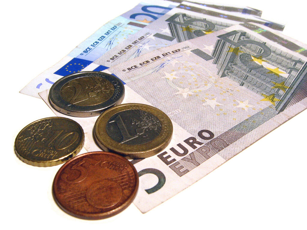 Печать евробанкнот осуществляется как непосредственно Европейским центробанком (ЕЦБ), так и Национальными центробанками (НЦБ) под контролем ЕЦБ. По факту банкноты, напечатанные ЕЦБ, составляют лишь около 8% всех евробанкнот, находящихся в обращении. Фото: media.radio1.si