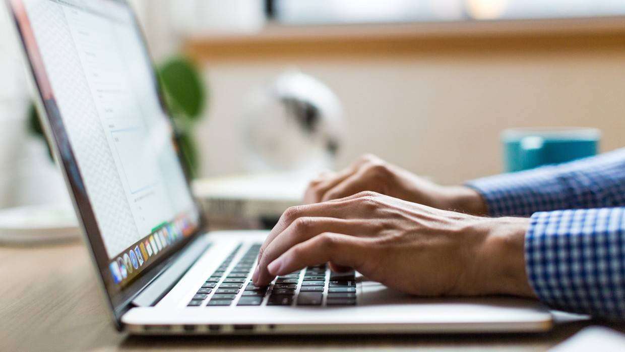 Более 40% опрошенных россиян в декабре работают хуже обычного