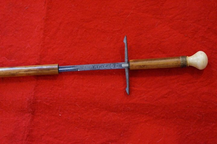 Трость с клинком с раскладной гардой-перекладиной и кнопкой-фиксатором (Толедо, Испания).