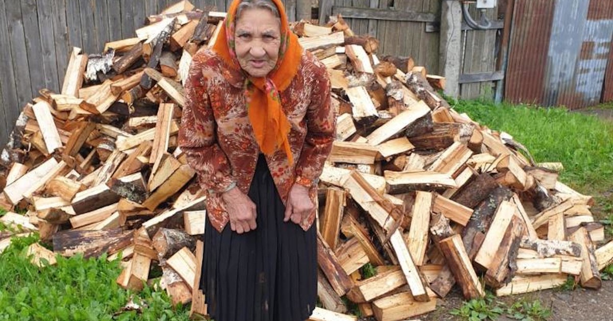 Голодать, чтобы оплатить дрова: как живут бабушки в деревнях