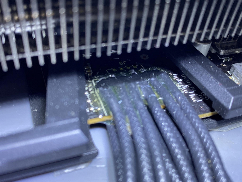 Такая GeForce RTX 4090 точно не сгорит. Пользователь подключил питание видеокарты через автомобильные предохранители, чтобы предотвратить перегрев разъема