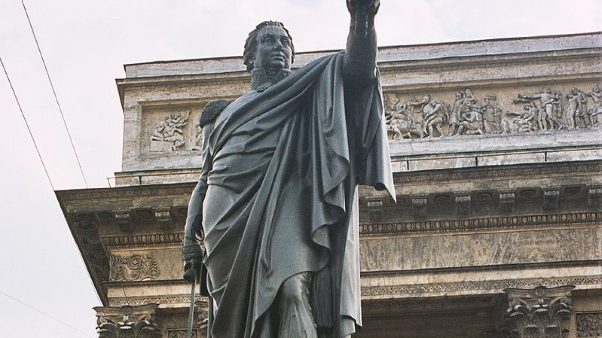 Свыше 100 памятников получат новое освещение в Петербурге до конца 2022 года