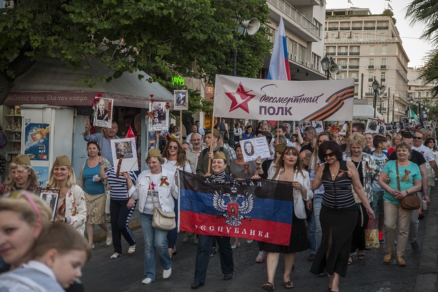 Фото. Акция «Бессмертный полк» в Афинах © GEORGE PANAGAKIS | GLOBALLOOKPRESS.COM