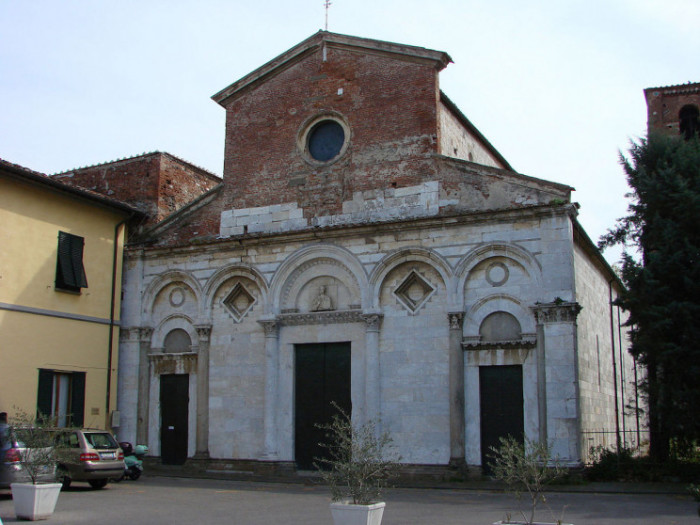 Фасад церкви San Michele Degli Scalzi в Пизе, которая имеет ту же проблему, что и колокольня. (Италия) | Фото: interestingengineering.com. 