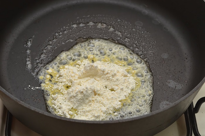 Муку нужно пожарить с маслом до золотистого цвета. / Фото: dachnyedela.ru Муку нужно пожарить с маслом до золотистого цвета. / Фото: dachnyedela.ru