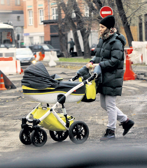 Ольга ЛИТВИНОВА, супруга кинозвезды, гуляет с малышом каждый день, даже если погодка не шепчет. Фото Руслана ВОРОНОГО
