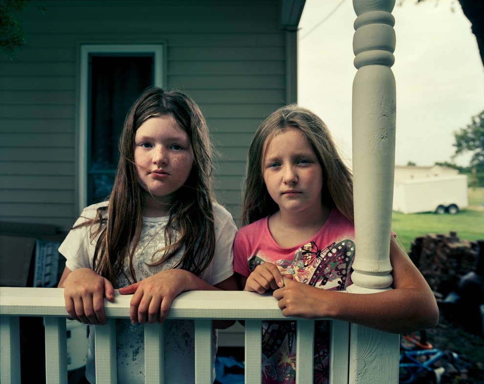 Элизабет (8 лет) и Алина (9 лет) Эймсен – двоюродные сетры из Галф Коуст, Луизиана. Отец Алины занимается рыбной ловлей, и после инцидента с нефтью 