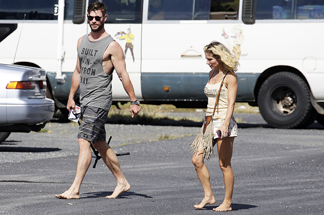 Крис Хемсворт и Эльза Патаки гуляют босиком в Байрон-Бее Крис Хемсворт и Эльза Патаки гуляют босиком в Байрон-Бее звездные пары