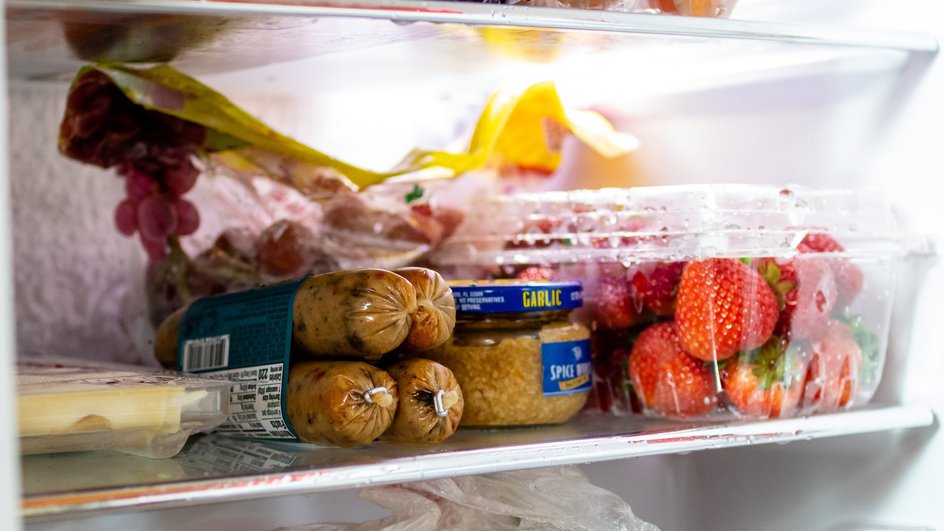 Какие продукты нельзя хранить в дверце холодильника