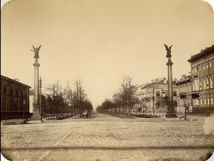 Статуи на Конногвардейском бульваре в 1858 году. 