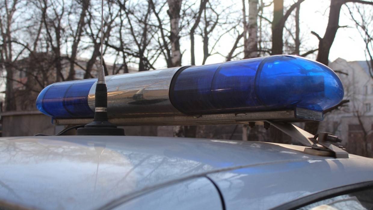 Полиция проверяет данные о возможной угрозе стрельбы в школе Новосибирска