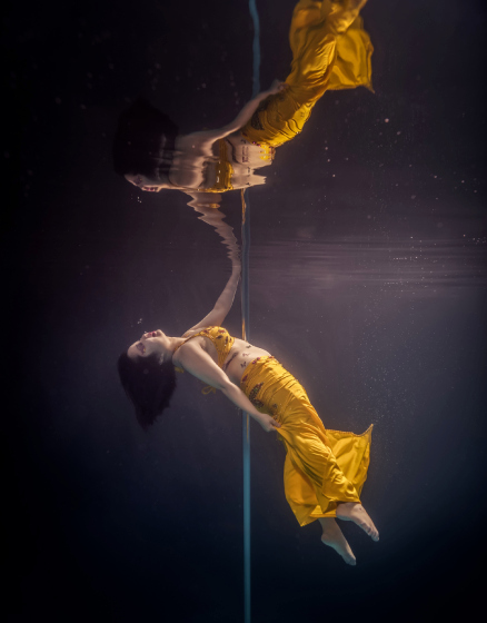 Соблазнительные танцы на пилоне под водой