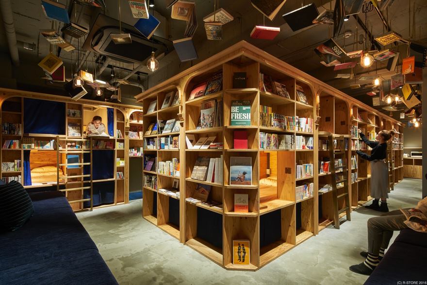 Картинки по запросу Книжный магазин с кроватями в Киото, Япония