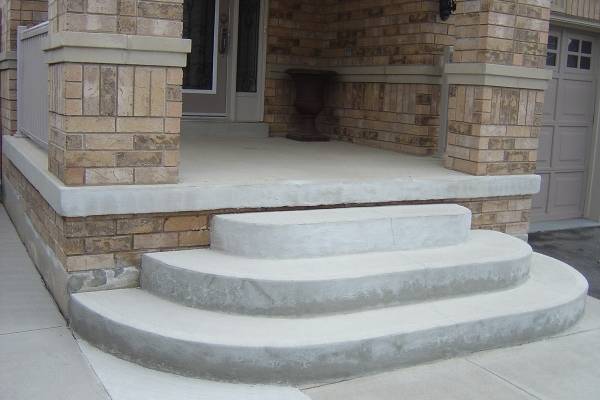 Бетонные ступеньки для крыльца частного дома