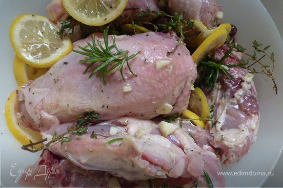 Курицу разрезать на 8 кусков . Чеснок почистить пока только 10 зубчиков , 5 зубчиков крупно порезать ( 5 оставить целыми ) . В большой миске перемешать курицу , 10 зубчиков чеснока , каперсы , маслины , тмин , розмарин и лимон . Полить всё 3 ст ложками оливкового масла , посолить и поперчить . Хорошо перемешать , накрыть и убрать в холодильник на ночь ( можно и на час , и даже только на 10 минут но чем дольше промаринуется, тем вкуснее ).