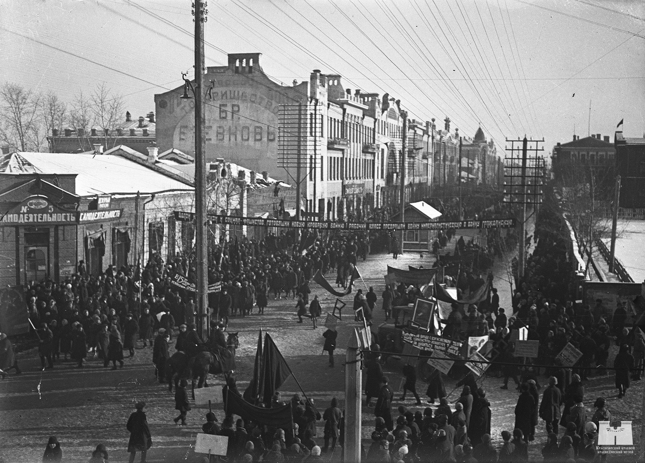 История красноярского. Первомайская демонстрация 1920е. Красноярск 1920 год. Красноярск 1920е. Советская улица Красноярск 1920.