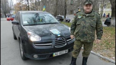 Днище морального падения: украинский боевик позирует для фото с отрубленной рукой ополченца