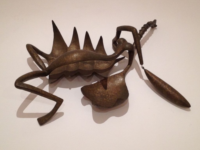 Почему автор знаменитого «Шагающего человека» отрёкся от сюрреализма, и чем покоряли зрителей его скульптуры-«палочки» Почему автор знаменитого «Шагающего человека» отрёкся от сюрреализма, и чем покоряли зрителей его скульптуры-«палочки»