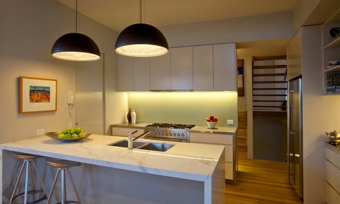 Крупногабаритные светильники в интерьере кухни. / Фото: odeon-light.by