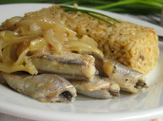 Мойва под луковым соусом