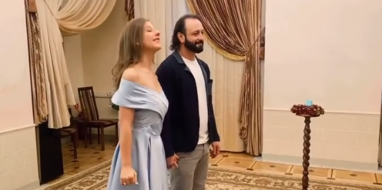 Пользователи Сети раскритиковали свадебные наряды Ильи Авербуха и Лизы Арзамасовой