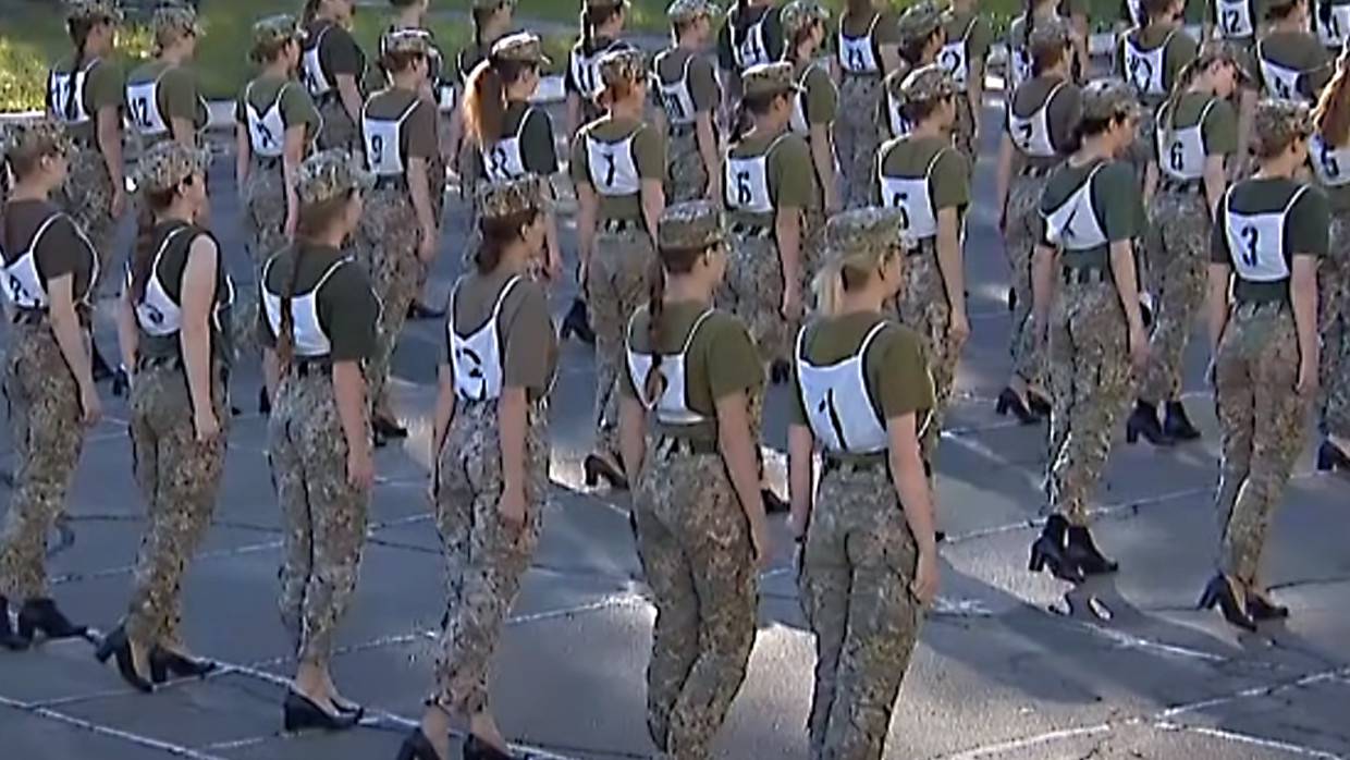 Политолог Бортник назвал непрофессиональным решение Киева о воинском учете женщин
